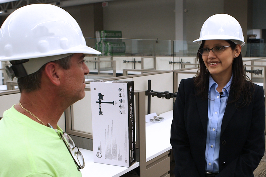 Anabel Chávez, Vicepresidente del nuevo centro de llamadas, recorre el primer centro de llamadas en español de Spectrum ubicado en McAllen, Texas.